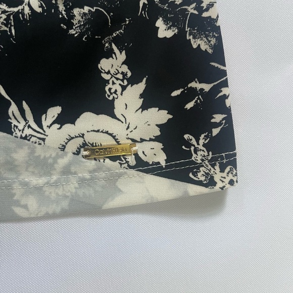 Calvin Klein tank with pleaded neckline size XL, 95% polyester 5% spandex - Picture 6 of 6